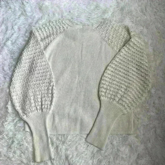 525 Women’s cream color sweater with crocheted poet sleeves. Size XL. - Picture 7 of 7